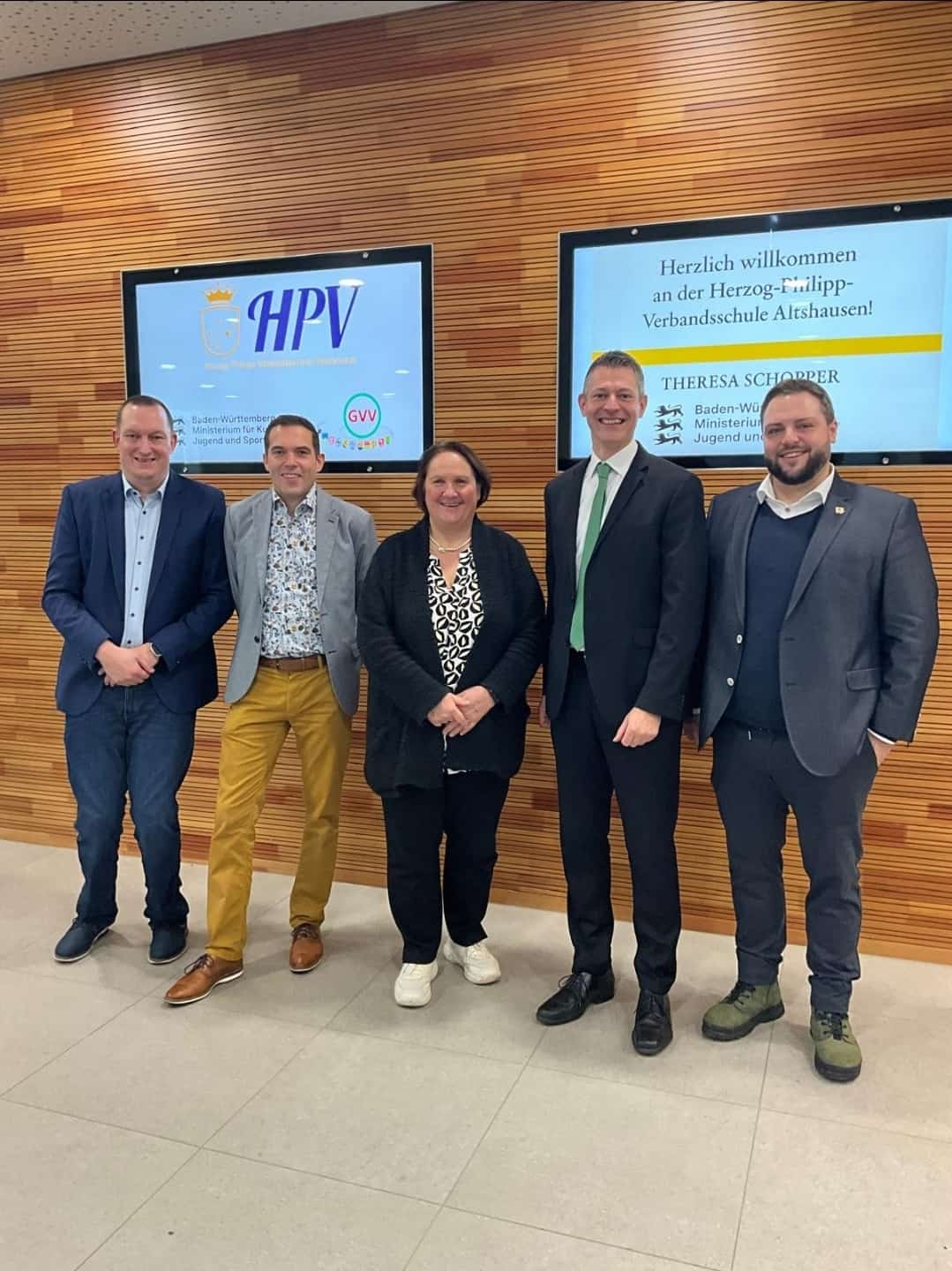 v.r.n.l.: Geschäftsführer Egger, Verbandsvorsitzender Bauser, Ministerin Schopper, Rektor Dr. Lutz und Konrektor Adam
v.r.n.l.: Geschäftsführer Egger, Verbandsvorsitzender Bauser, Ministerin Schopper, Rektor Dr. Lutz und Konrektor Adam