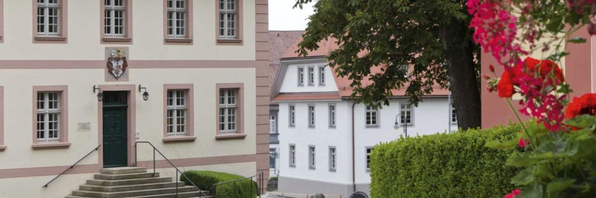 Westansicht des Verwaltungsgebäudes in Altshausen.
